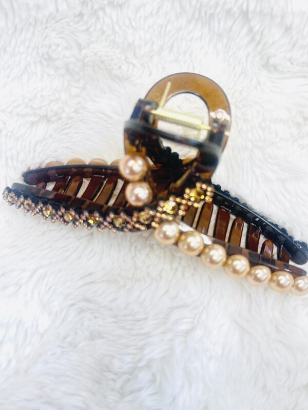 Pearl Embrace Hair Claw