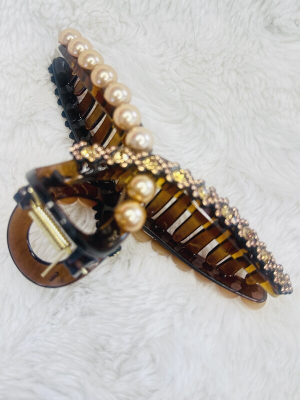 Pearl Embrace Hair Claw