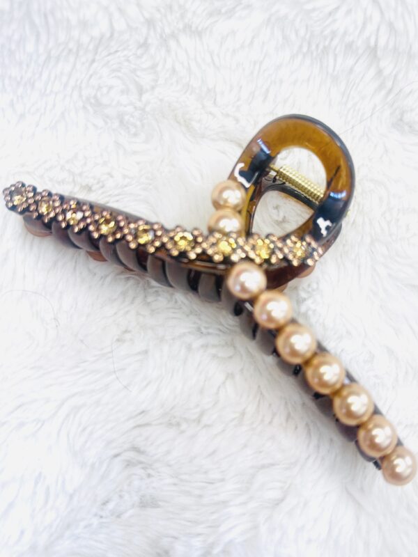Pearl Embrace Hair Claw